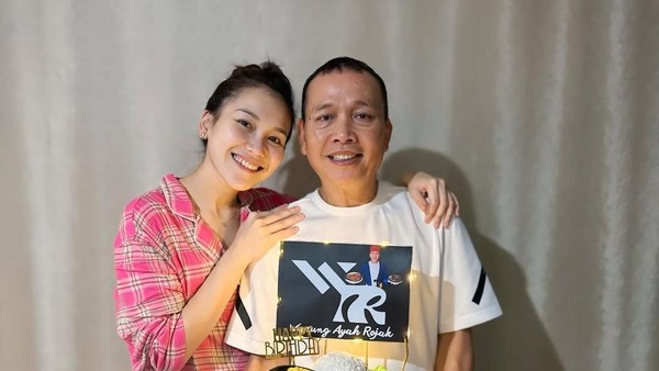 Ayu Ting Ting Ultah ke-33: Kejutan Romantis dari Ayah Ojak