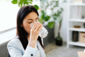 Bahaya Minum Air Putih Berlebihan? Dokter Jelaskan Risikonya!