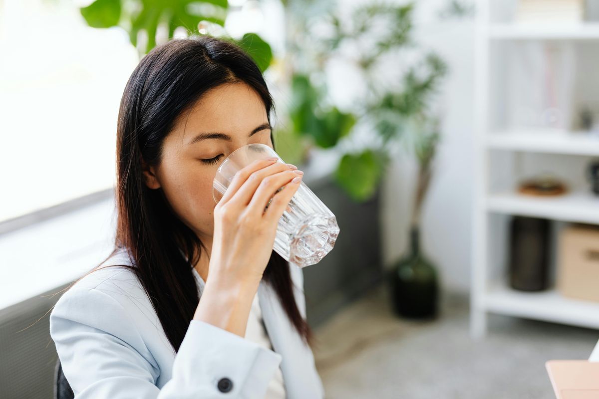Bahaya Minum Air Putih Berlebihan? Dokter Jelaskan Risikonya!