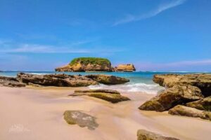 Bupati Lombok Timur Usir Pemandu Wisata: Kisah Pilu Pantai Ekas