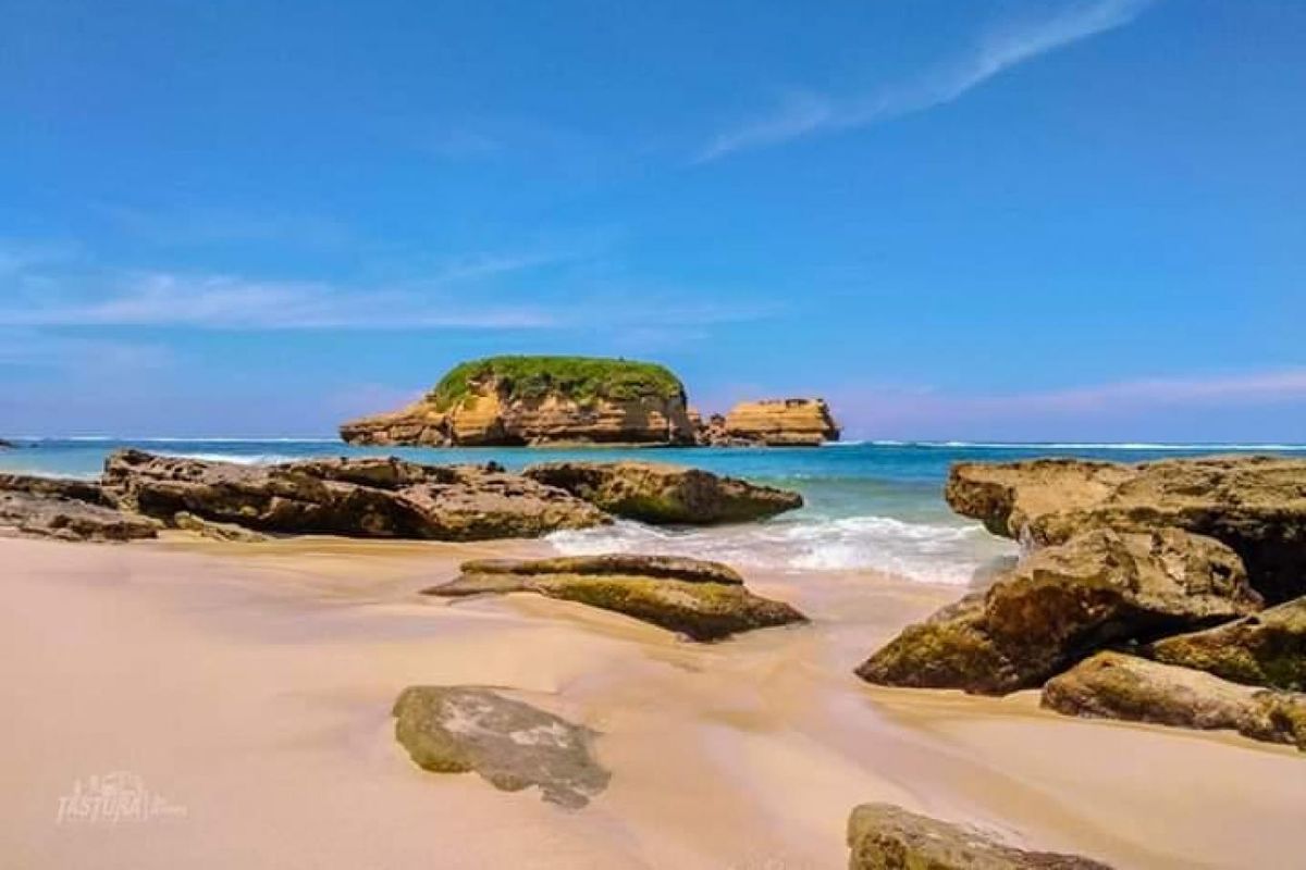 Bupati Lombok Timur Usir Pemandu Wisata: Kisah Pilu Pantai Ekas