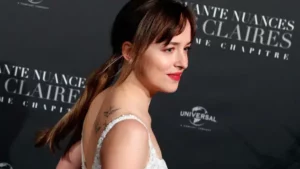 Dakota Johnson: Pedro Pascal Rahasia Pinjam Baju Mewah?