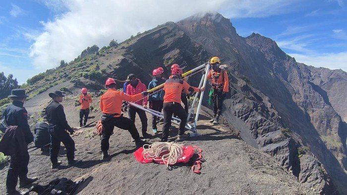 Dramatis! Evakuasi Juliana, Turis Brasil Jatuh Gunung Rinjani