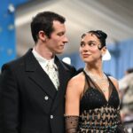 Dua Lipa Tunangan! Intip Cincin Mewah dari Callum Turner