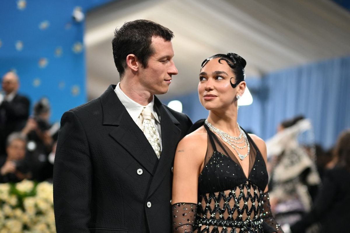 Dua Lipa Tunangan! Intip Cincin Mewah dari Callum Turner