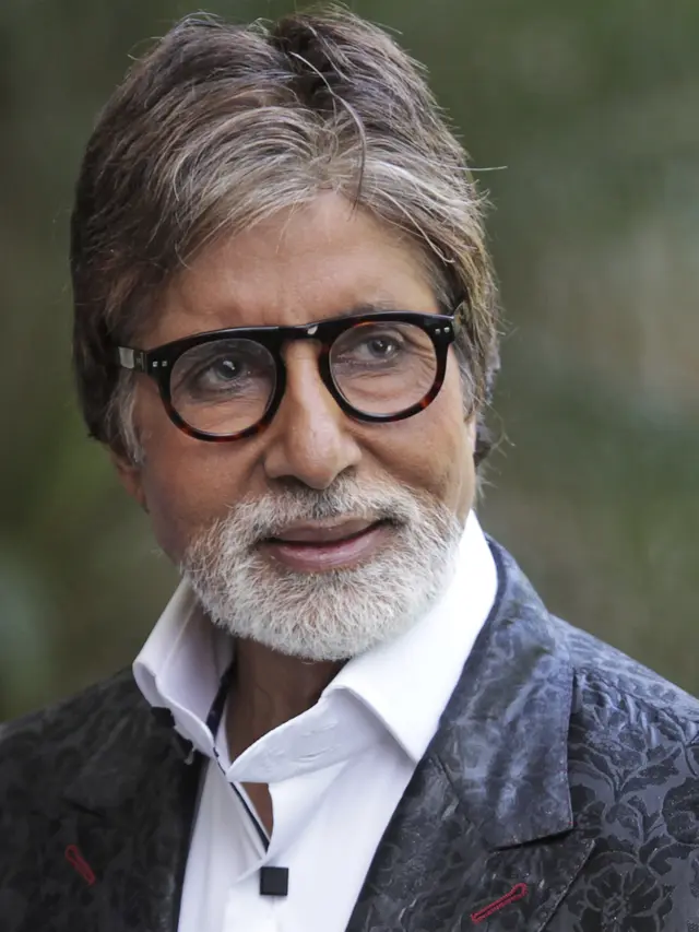 Foto Langka! Amitabh Bachchan Rayakan 52 Tahun Pernikahan Romantis