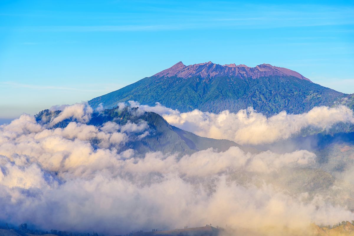 Gunung Raung Erupsi: Pendakian Ditutup, Waspada Bahaya!