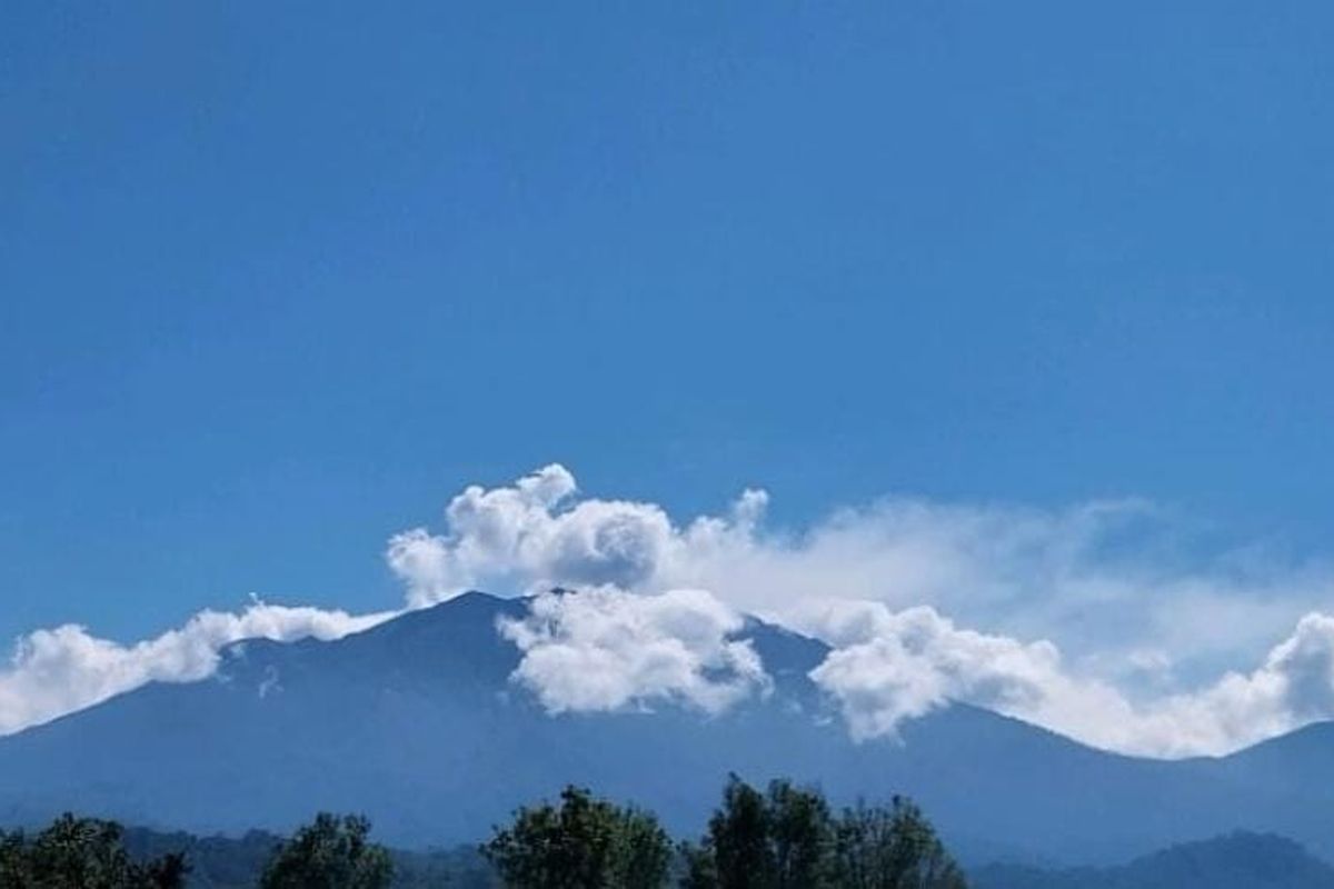 Gunung Raung Meletus Dahsyat: Kolom Abu 2 Kilometer!