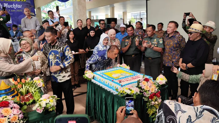 Haji Umuh Ulang Tahun ke-77: Juara Liga 1 Jadi Kado Istimewa PERSIB