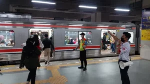 Ibu Lahiran di KRL Stasiun Bogor: Petugas Selamatkan Bayi