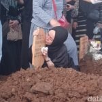 Ibunda Gusti Irwan Wibowo Menangis Haru Ziarah Makam Putra