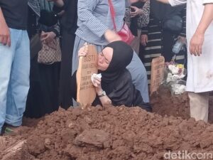 Ibunda Gusti Irwan Wibowo Menangis Haru Ziarah Makam Putra