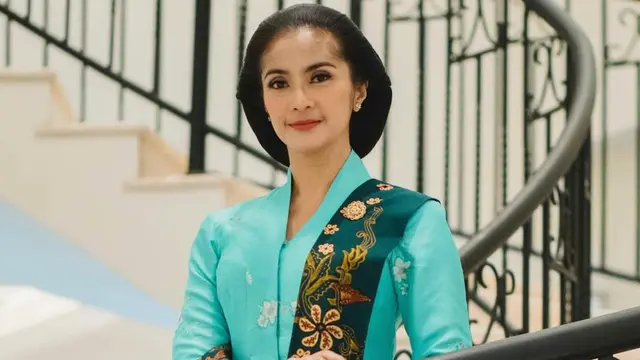 Inspirasi Gaya Klasik: 6 Kebaya Maudy Koesnaedi di Losmen Bu Broto