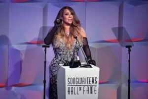 Inspirasi Gaya Mariah Carey: 5 Outfit Bling-bling Glamor