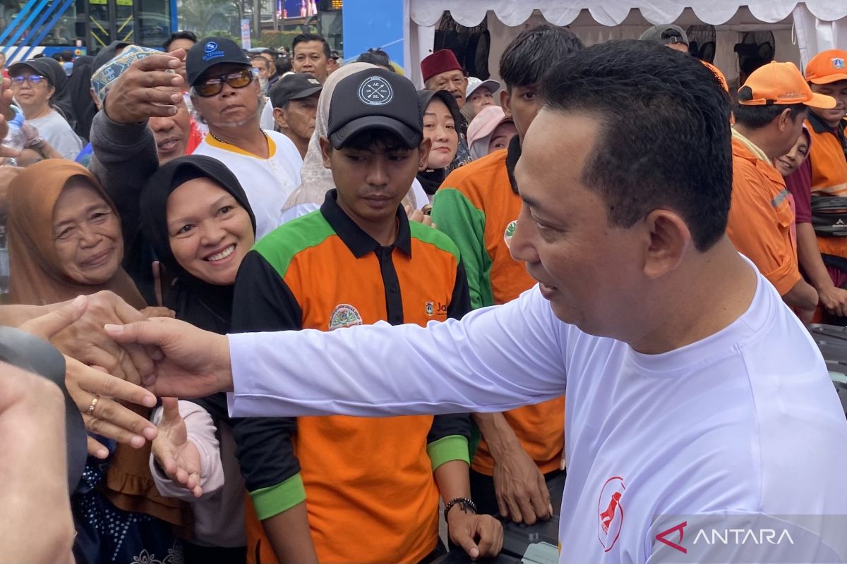 Kapolri Ramah, Nyanyi Bareng Warga Jelang HUT Bhayangkara ke-79