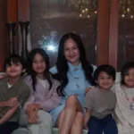 Kehangatan Donna Harun & Cucu: 7 Potret Momen Istimewa Keluarga