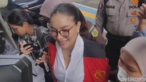 Nikita Mirzani Diborgol, Tetap Ramai Minta Selfie