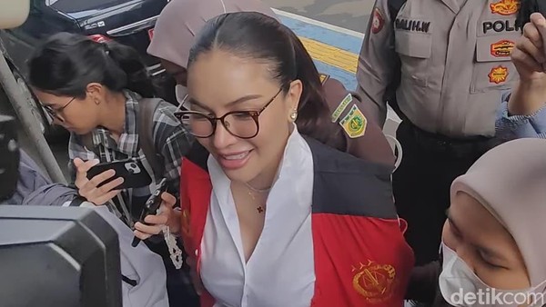 Nikita Mirzani Diborgol, Tetap Ramai Minta Selfie