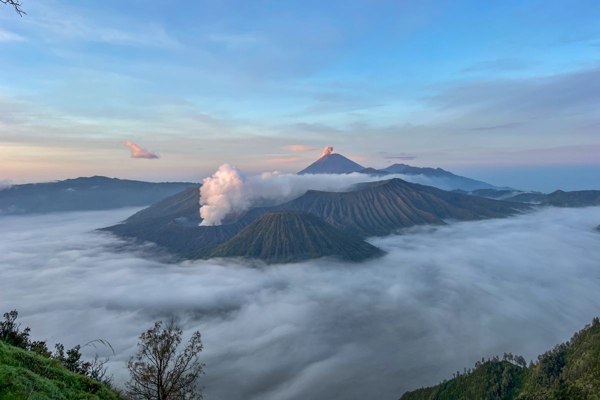 Pesona Lautan Awan Bromo: Pandangan Spektakuler dari Bukit Kingkong