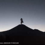 Semeru Erupsi Dahsyat! 700 Meter Letusan, 14 Kali Mengguncang