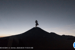 Semeru Erupsi Dahsyat! 700 Meter Letusan, 14 Kali Mengguncang