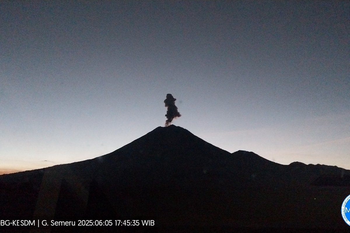 Semeru Erupsi Dahsyat! 700 Meter Letusan, 14 Kali Mengguncang