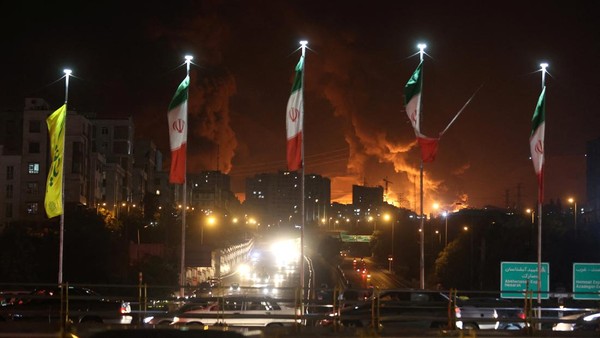 Serangan Israel Lumpuhkan Energi Iran: Dunia Terancam Krisis?
