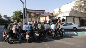 Serangan Israel Picu Panik, Warga Teheran Berebut BBM