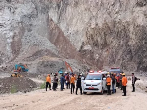 Tragedi Longsor Gunung Kuda: Empat Korban Hilang, Anjing Pelacak Dikerahkan