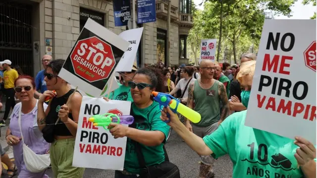 Warga Spanyol Demo, Semprot Turis Pakai Pistol Air!