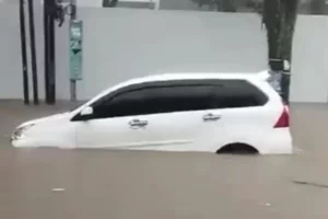 Waspada! 8 Tanda Mobil Pernah Terendam Banjir Berat