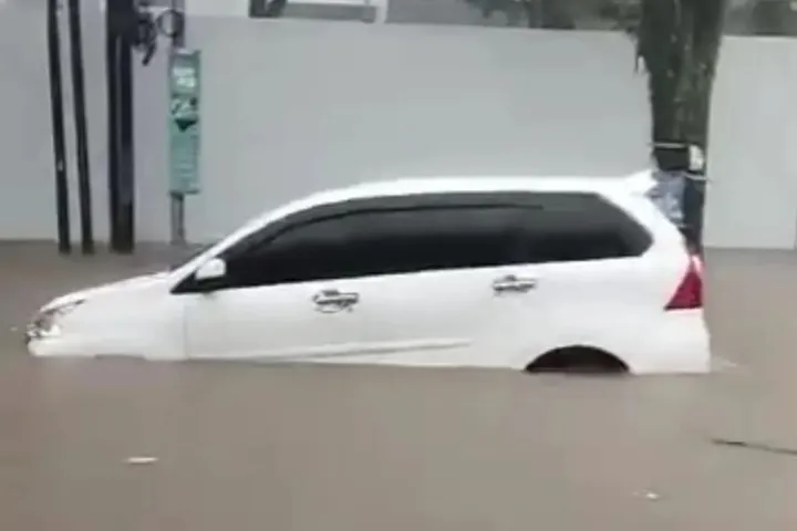 Waspada! 8 Tanda Mobil Pernah Terendam Banjir Berat