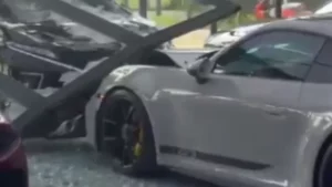 Xpander Tabrak Porsche Mewah: Pengemudi Mabuk di Showroom PIK 2?