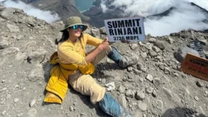 Embah 62 Tahun Taklukkan Rinjani: Lansia Aman Mendaki?