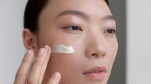 Hilangkan Bruntusan! 5 Sunscreen Lokal Terbaik untuk Jerawat